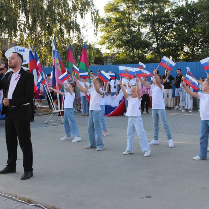 На городском пляже Тимашевска прошло праздничное мероприятие, посвященное Дню государственного флага.&nbsp;