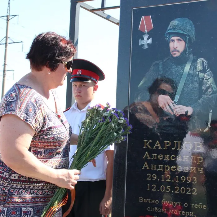 В Тимашевске открыли памятник воину - Александру Карлову.